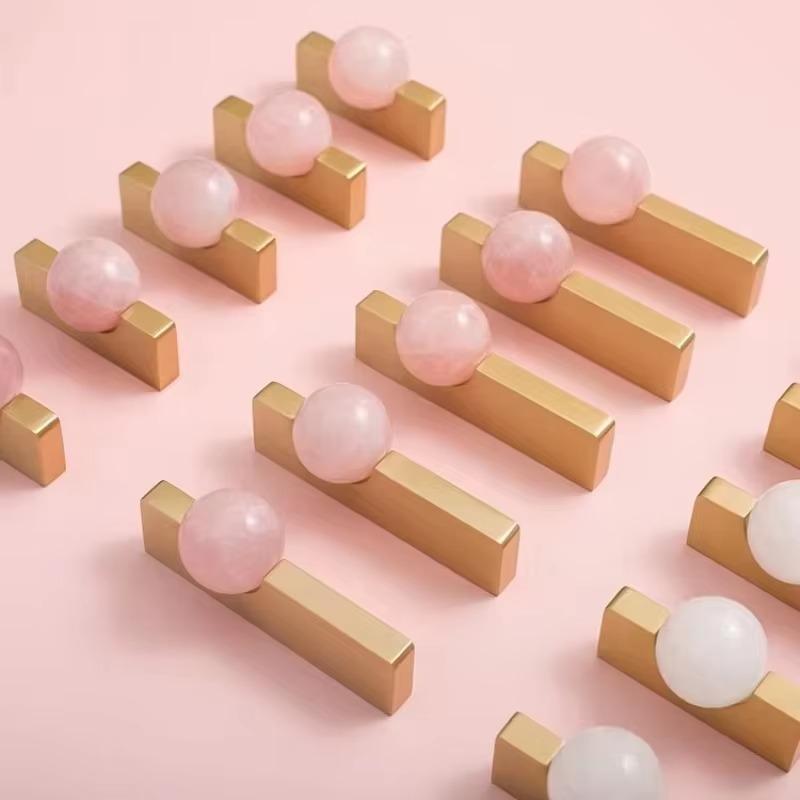 白いクリスタルボールと真鍮製の家具用取っ手。キッチンキャビネ - Furniture Hardware Drop Pulls のレビューと価格
