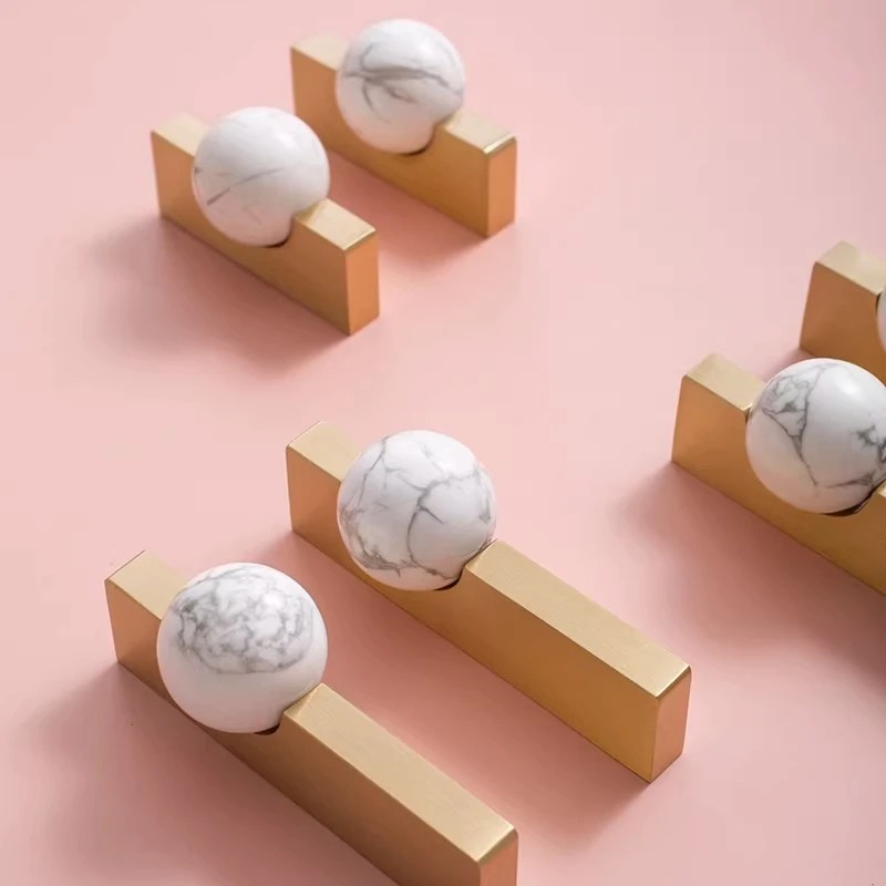 白いクリスタルボールと真鍮製の家具用取っ手、キャビネットや引 - Furniture Hardware Drop Pulls のレビューと価格